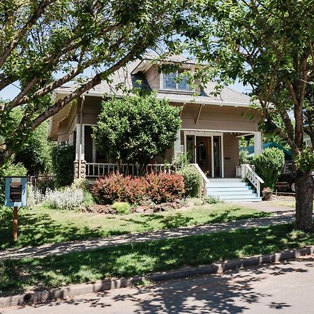 Southeast Portland Comfy & Eclectic Craftsman Home Extérieur photo